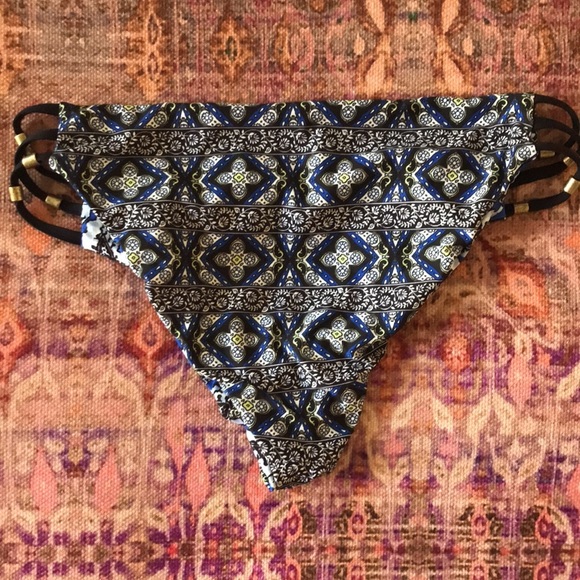 Geometric print bikini bottoms with beads no brand tag sz Small - Picture 4 of 4